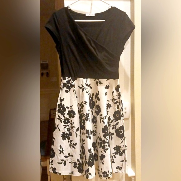 ♡𝐹𝑙𝑜𝑟𝑎𝑙 𝑉-𝑉𝑒𝑟𝑦 𝑆ℎ𝑜𝑟𝑡 𝑆𝑙𝑒𝑒𝑣𝑒 𝐷𝑟𝑒𝑠𝑠♡ - Picture 2 of 9